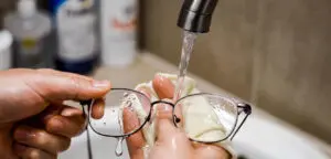 تصویر شماره 1 از گالری روش درست پاک کردن لکه از شیشه عینک و علت کدر شدن شیشه