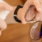 روش درست پاک کردن لکه از شیشه عینک و علت کدر شدن شیشه